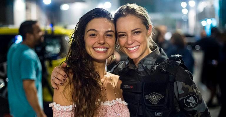 Jeiza faz o parto de Ritinha e vira madrinha do bebê em ‘A Força do Querer’