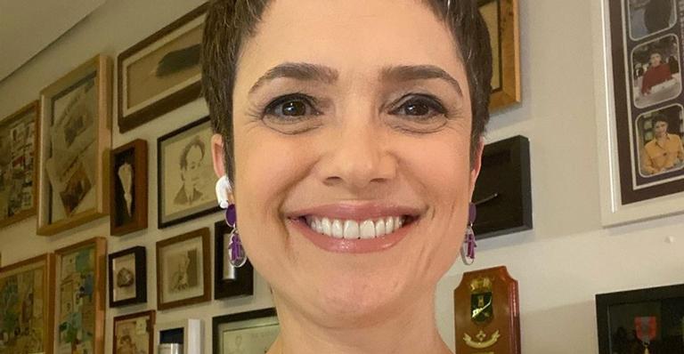 Sandra Annenberg desfaz segunda blusa de tricô, mas garante: ”Vou fazer outro modelito”