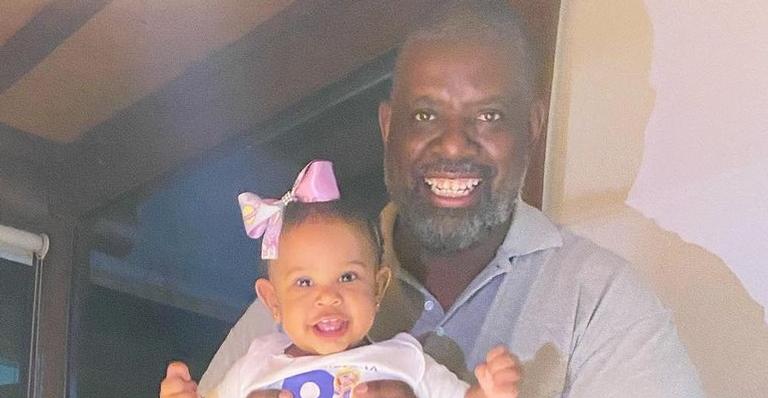 Péricles encanta ao celebrar os noves meses da filha: ”Muitas alegrias virão”