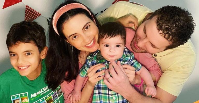 Ao lado da família, Thiago Fragoso celebra o sexto mês do filho: ”Muita alegria”