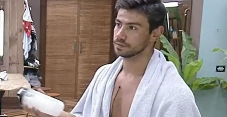 A Fazenda: Mariano compara Luiza com câncer e é criticado na web