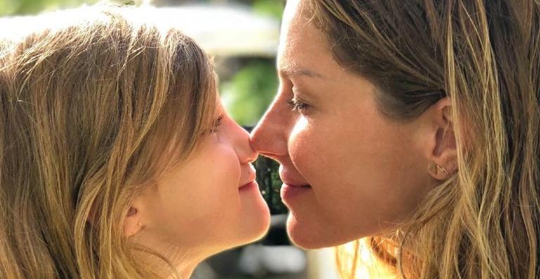 Em clima de Halloween, Gisele Bündchen e a filha se vestem de abelha para conscientizar as redes