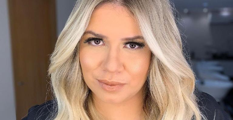 Marília Mendonça leva os fãs a loucura ao posar toda arrumada com drink na mão