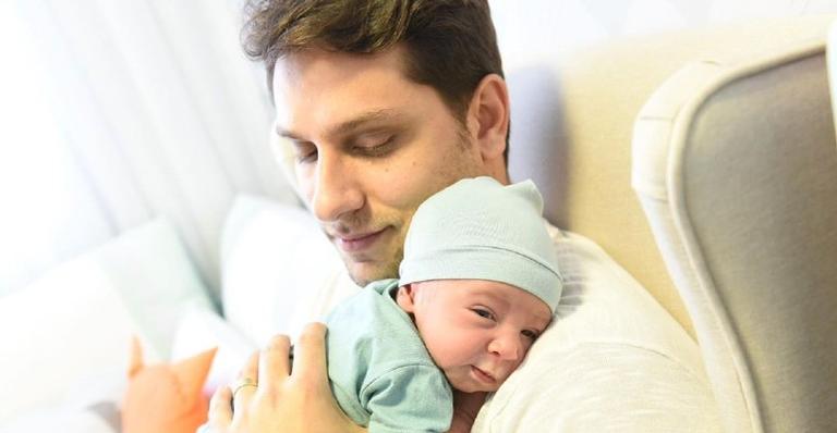 Eliéser Ambrósio surge em foto lindíssima dormindo ao lado de seu filho recém-nascido