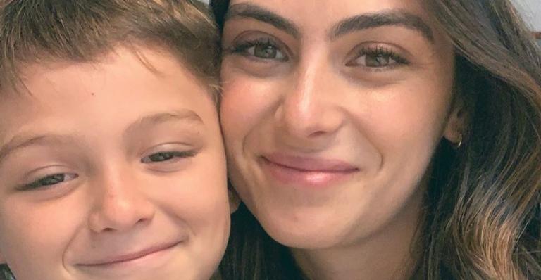 Mariana Uhlmann arranca risadas ao postar clique forçando um sorriso em seu filho mais velho