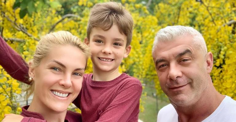 Ana Hickmann posa coladinha com família e seus cães e se declara: ”Razão do nosso ser”