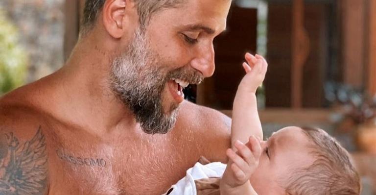 Bruno Gagliasso encanta ao postar cliques com o filho caçula, Zyan: ”Que delícia”