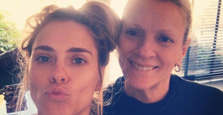 Carolina Dieckmann relembra foto com a mãe: ”Saudade que não tem cura”