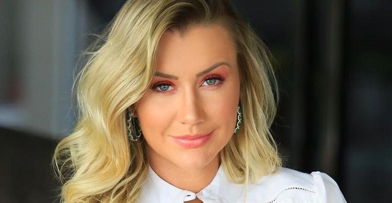 Belíssima, Ana Paula Siebert exibe corpaço de biquíni em ilha paradisíaca: ”Espetáculo!”