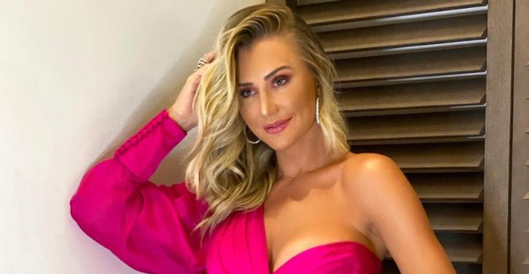 Ana Paula Siebert surge deslumbrante com look de dar inveja e fãs elogiam