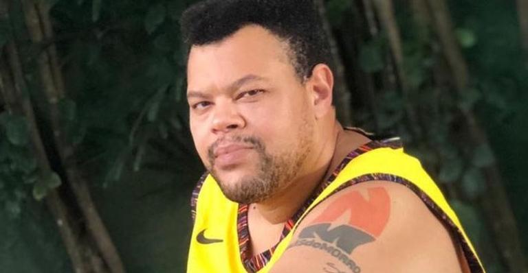 Com look elegante, Babu Santana posa nos estúdios da TV Globo: ”Foto na firma check”