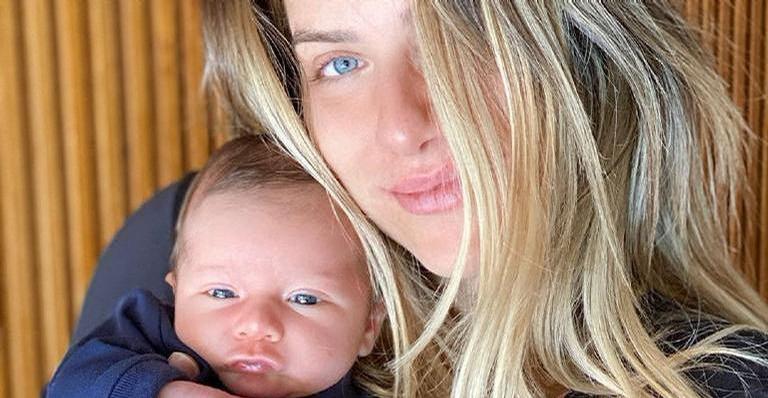 Em Angra dos Reis, Giovanna Ewbank posa com Zyan no colo e encanta a web: ”Coisa mais linda”