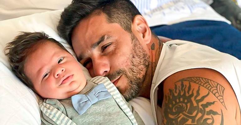 Diego Grossi toma banho de sol com o filho, Enrico: ”O melhor de mim”