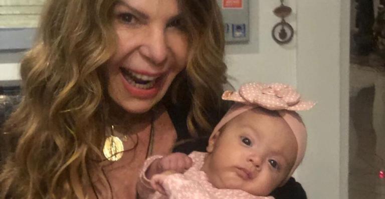 Elba Ramalho se derrete ao posar com netinha, Esmeralda no colo: ”Bela a vida com você por perto”