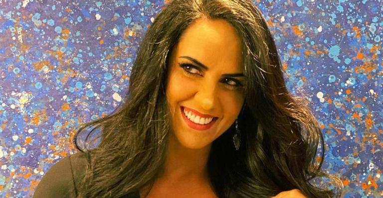 Esposa de Zezé Di Camargo posa com camisola sexy e curtíssima e exibe pernões: ”Espetáculo!”