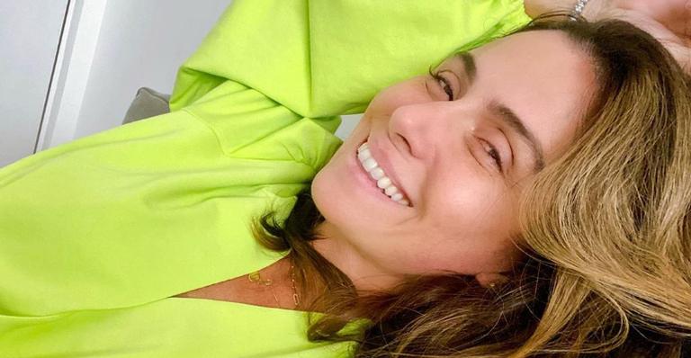 Giovanna Antonelli posa no maior chamego com sua cachorrinha de estimação