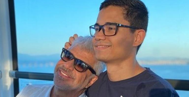 Após comentários maldosos, Lulu Santos posa com o marido: ”O amor é sempre muito maior”