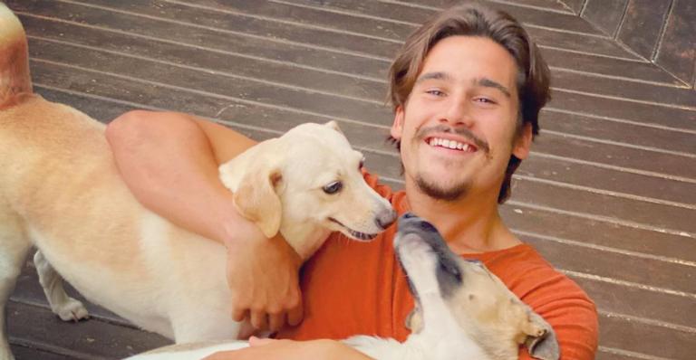 Nicolas Prattes mostra reação de sua cachorra ao tomar vacina e encanda fãs: ”Que maravilhosa”