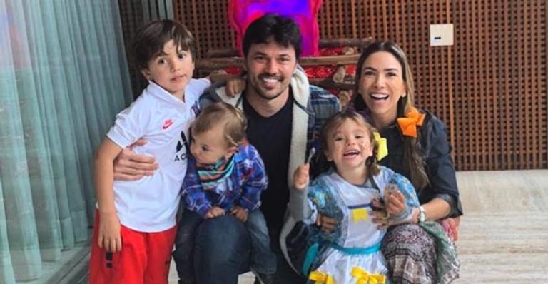 Patricia Abravanel encanta ao posar com sua linda família: ”Chamego”