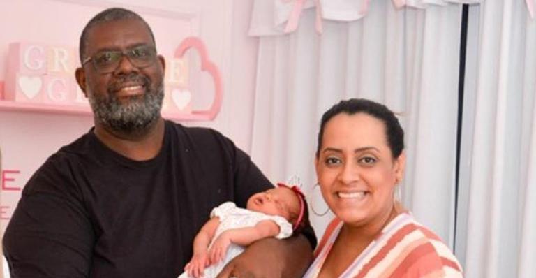 Curtindo um dia na praia, Péricles encanta ao publicar cliques em família