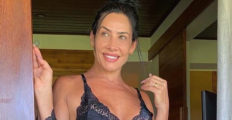 Scheila Carvalho posa com maiô cavadíssimo e exibe curvas impecáveis: ”Que corpo!”
