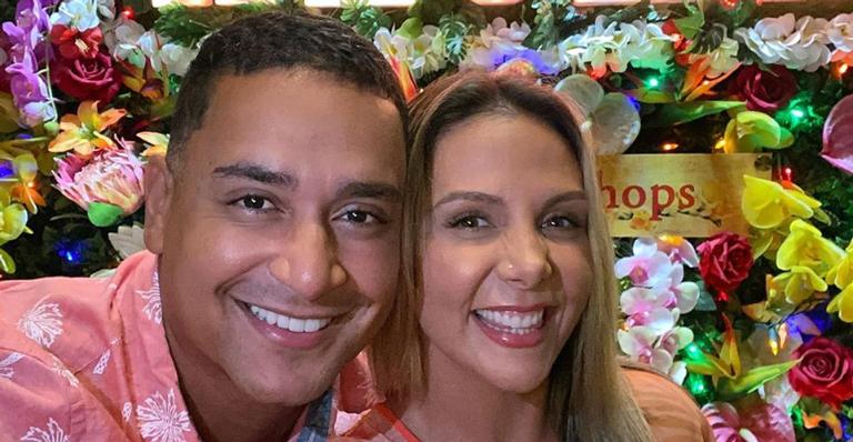 Xanddy e Carla Perez posam juntinhos em cliques no mar: ”Quando a gente se empolga nas selfies”