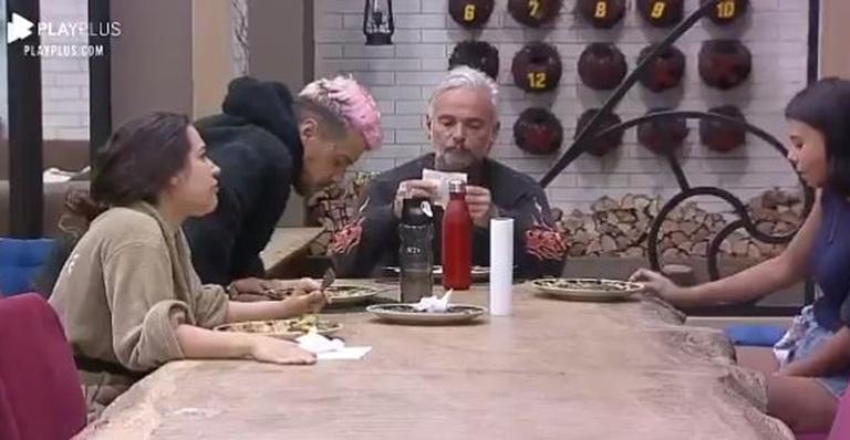 A Fazenda: Lipe analisa humor de Lidi Lisboa durante o dia: ”Pode ter três humores”