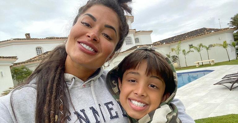 Aline Riscado se derrete pelo filho com cliques fofíssimos: ”Te amo com todo o meu coração”