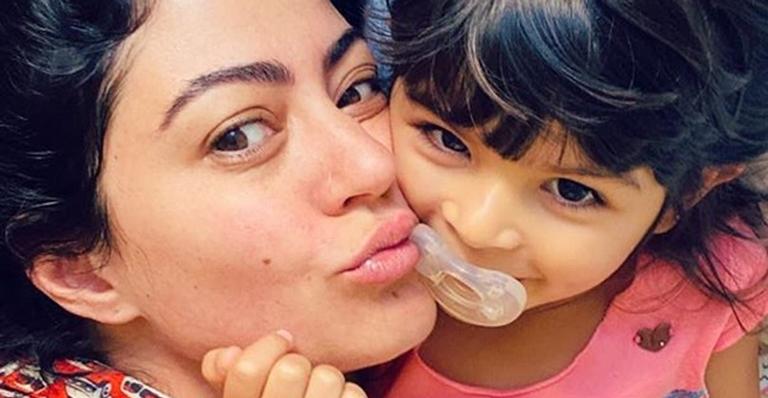 Carol Castro se diverte ao lado da filha, Nina: ”Sorriso de açaí, pra começar bem o dia”
