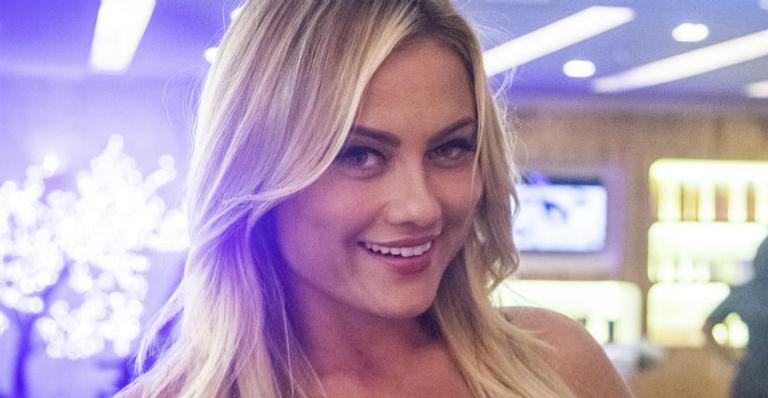 Ellen Rocche posta em vestido justíssimo e curvas impressionam!