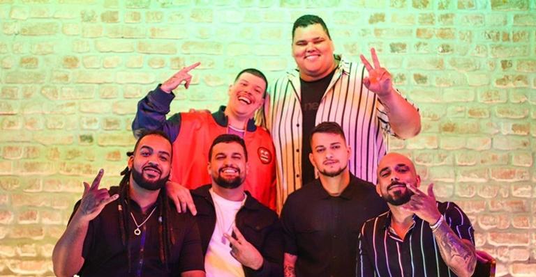 Ferrugem agita a web ao postar foto ao lado do Grupo Menos é Mais: ”Vem pedrada por aí”