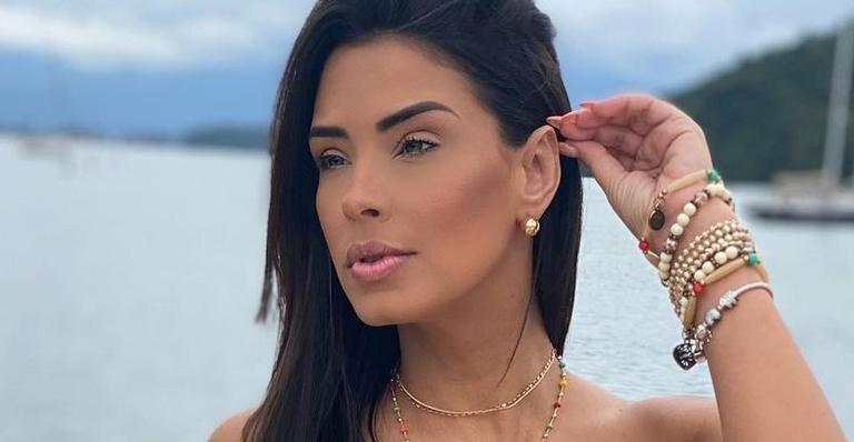 Ivy Moraes posa de biquíni em barco de luxo e ostenta curvas impecáveis: ”Que mulher é essa?”