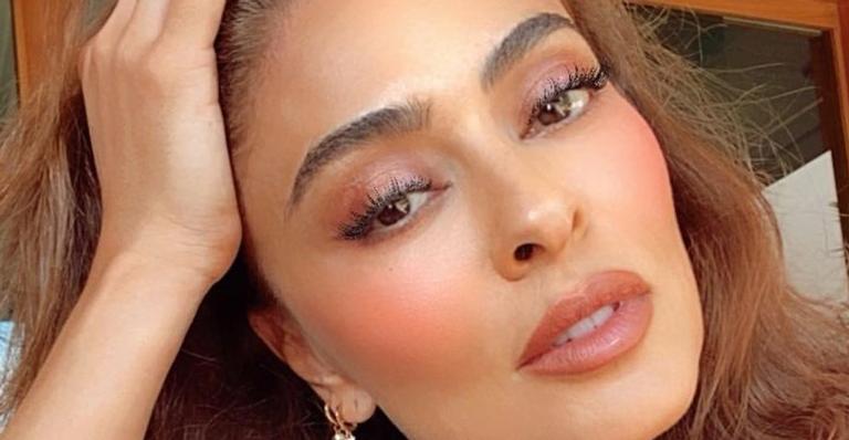 Juliana Paes escolhe look chique e monocromático, e bolsa grifada de R$20 mil rouba a cena