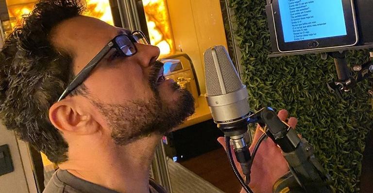 Luciano Camargo retorna aos estúdios e faz suspense: ”Por um motivo muito especial”