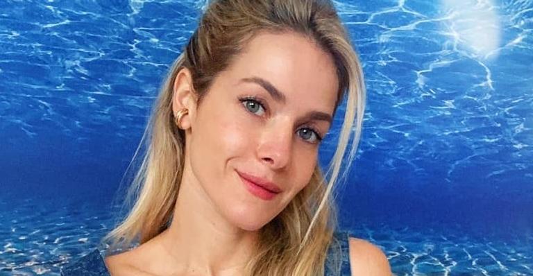 Na academia, Monique Alfradique posa de top e ostenta abdômen trincado: ”Que corpo!”