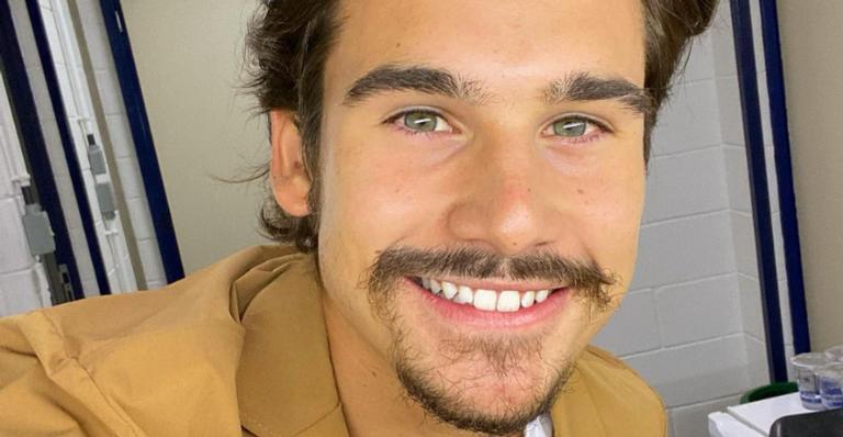Nicolas Prattes derrete a web ao posar coladinho com seu cachorro: ”Muita fofura numa foto só”