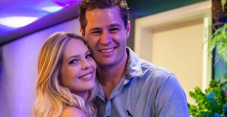 Pedro Leonardo posta clique raro ao lado da esposa, Thais, e web reage: ”Casal lindo”