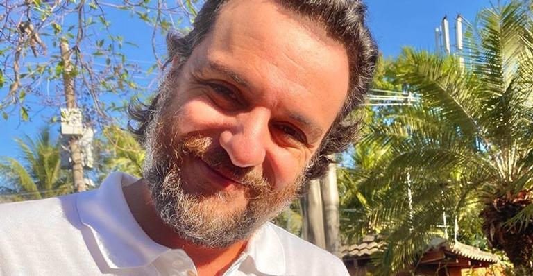 Rodrigo Lombardi compartilha clique de bastidores e encanta web: ”Trabalhando de casa”