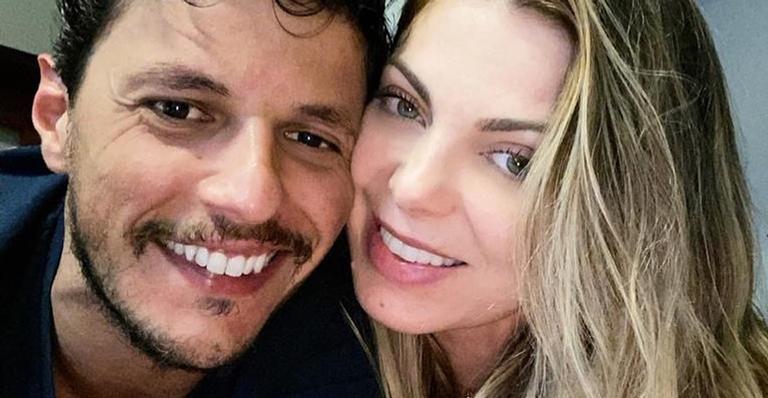 João Souza comemora 10 meses de namoro com Sheila Mello: ”Puro amor e sintonia”