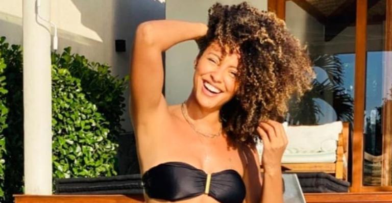 Sheron Menezzes surge deslumbrante em passeio de barco e recebe elogios de fãs: ”Toda linda ela!”