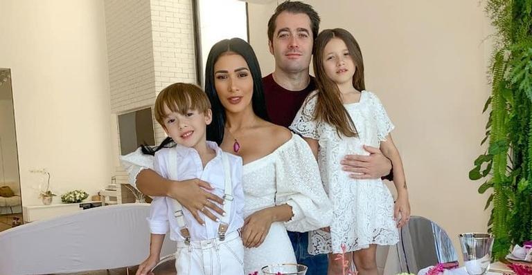 Na Espanha, Simaria faz surpresa de aniversário para o marido com os filhos