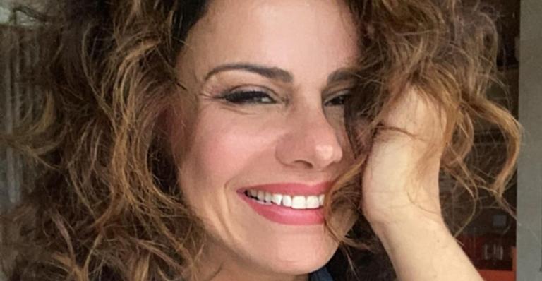 Na praia, Viviane Araújo ostenta corpaço escultural de biquíni e web baba: ”Deslumbrante”