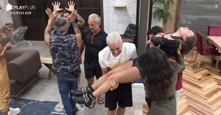 A Fazenda: Após Biel se tornar fazendeiro, peões recriam ‘meme do caixão’ com Stéfani Bays