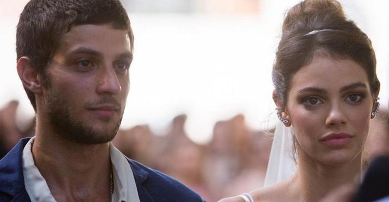 Chay Suede relembra foto do casamento com Laura Neiva: ”Dia mais feliz da minha vida”