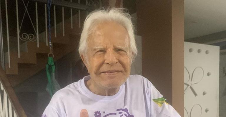 Cid Moreira exibe preparativos para aniversário de casamento e agradece: ”Aos 93 sou só gratidão”