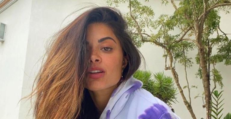 De biquíni, Aline Riscado relembra viagem e corpão chama a atenção