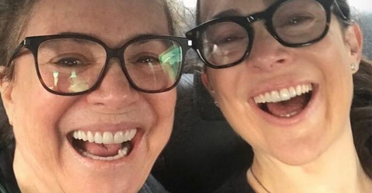 Em clima de TBT, Regina Duarte relembra clique com a filha, Gabriela: ”Guerreiras”