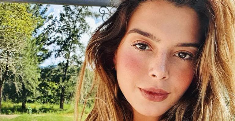 Giovanna Lancellotti compartilha clique fofo com sua cachorrinha: ”Tô com sintomas de saudade”