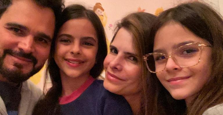 Luciano Camargo posta clique encantador ao lado da família: ”Meus amores”
