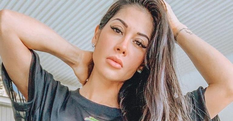 Em vídeo, Mayra Cardi eleva temperatura ao dispensar sutiã e dar close em decotão poderoso